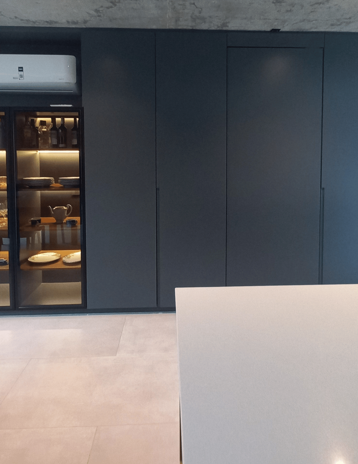 Comedor con muebles de melamina personalizados - Imagen 7