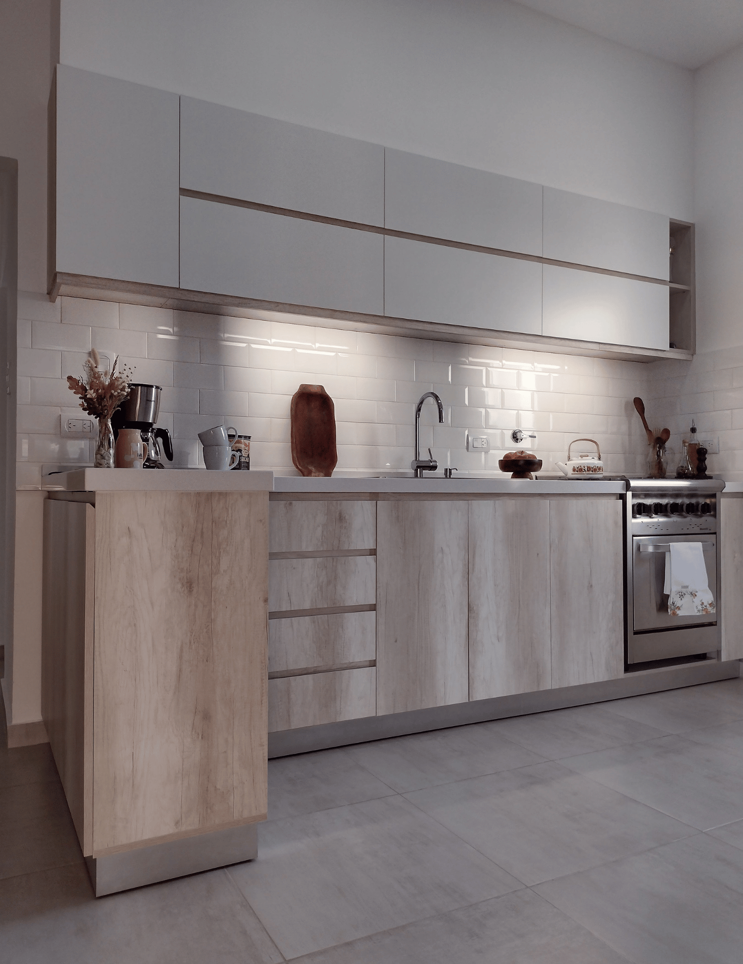 Cocina moderna con muebles de melamina - Imagen 5