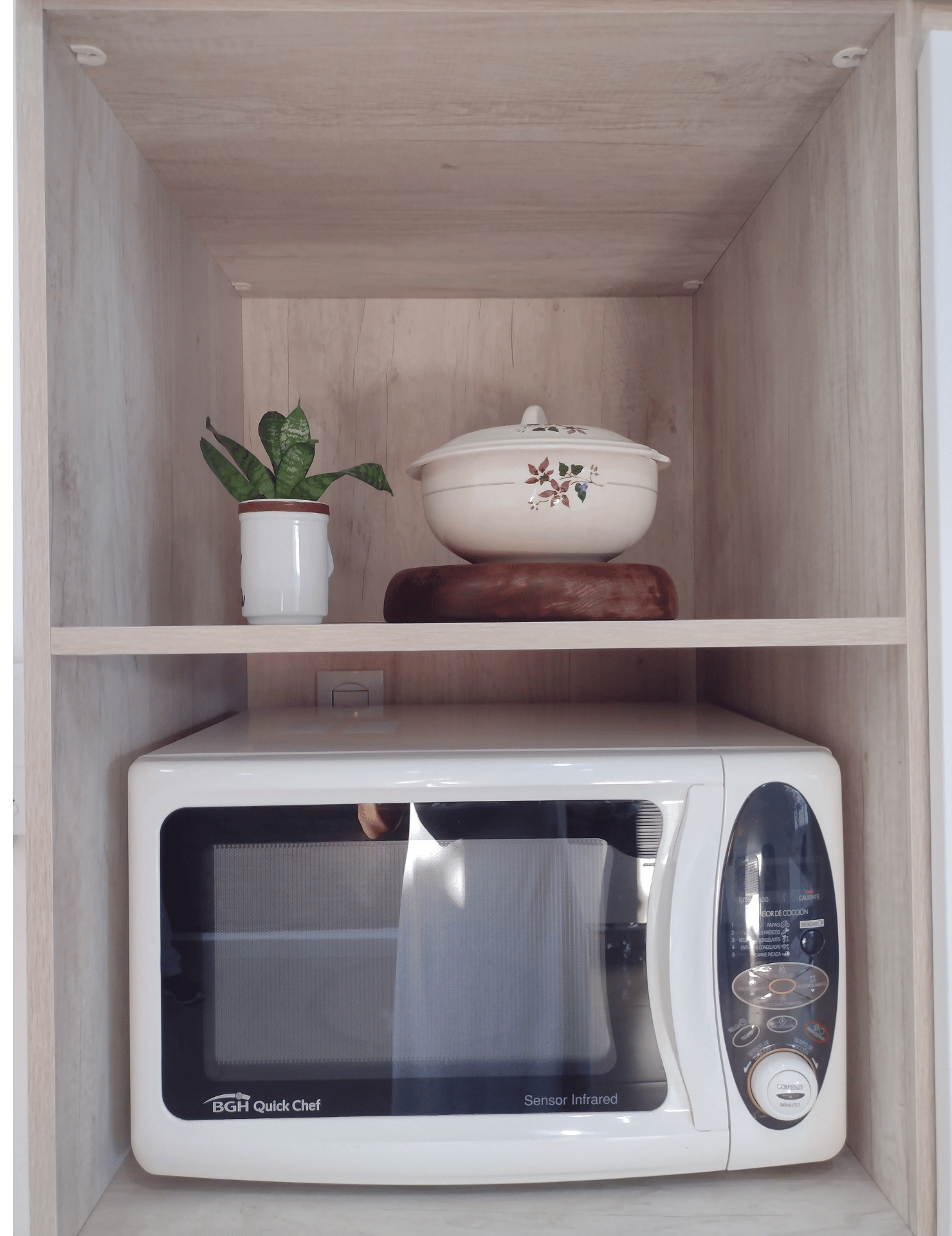 Cocina de melamina con acabados brillantes - Imagen 9