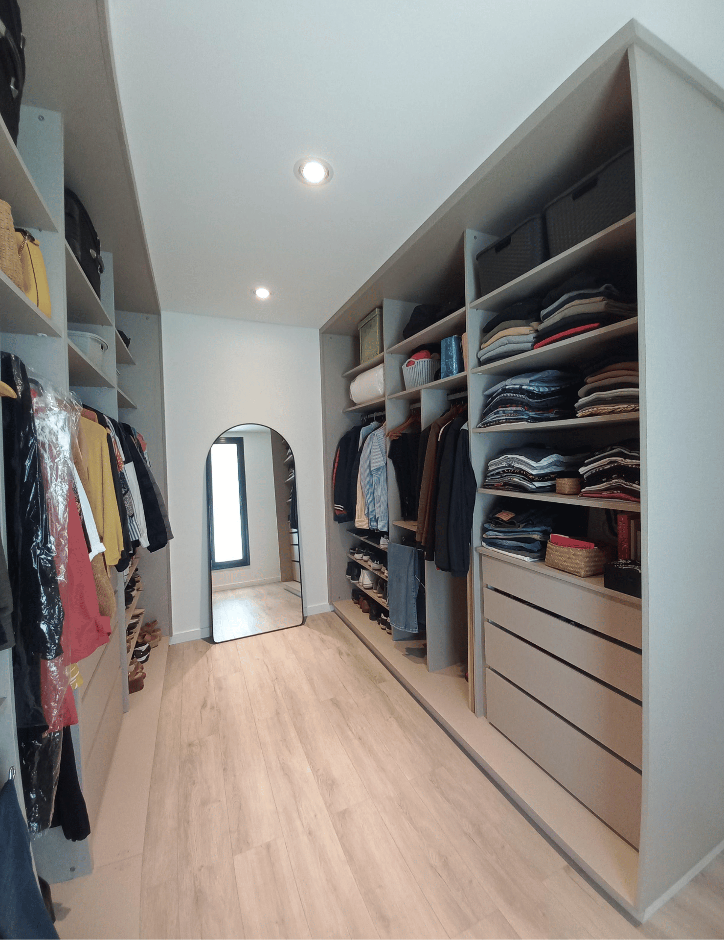 Espacios de almacenamiento en vestidor de melamina - Imagen 14