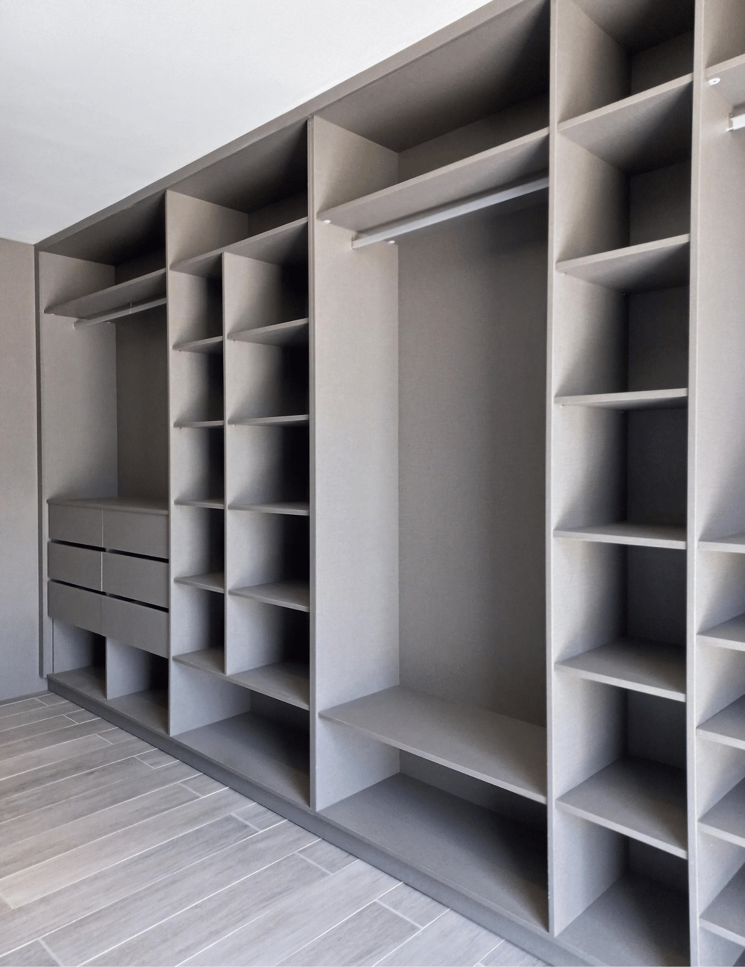 Interior optimizado de vestidor de melamina - Imagen 17