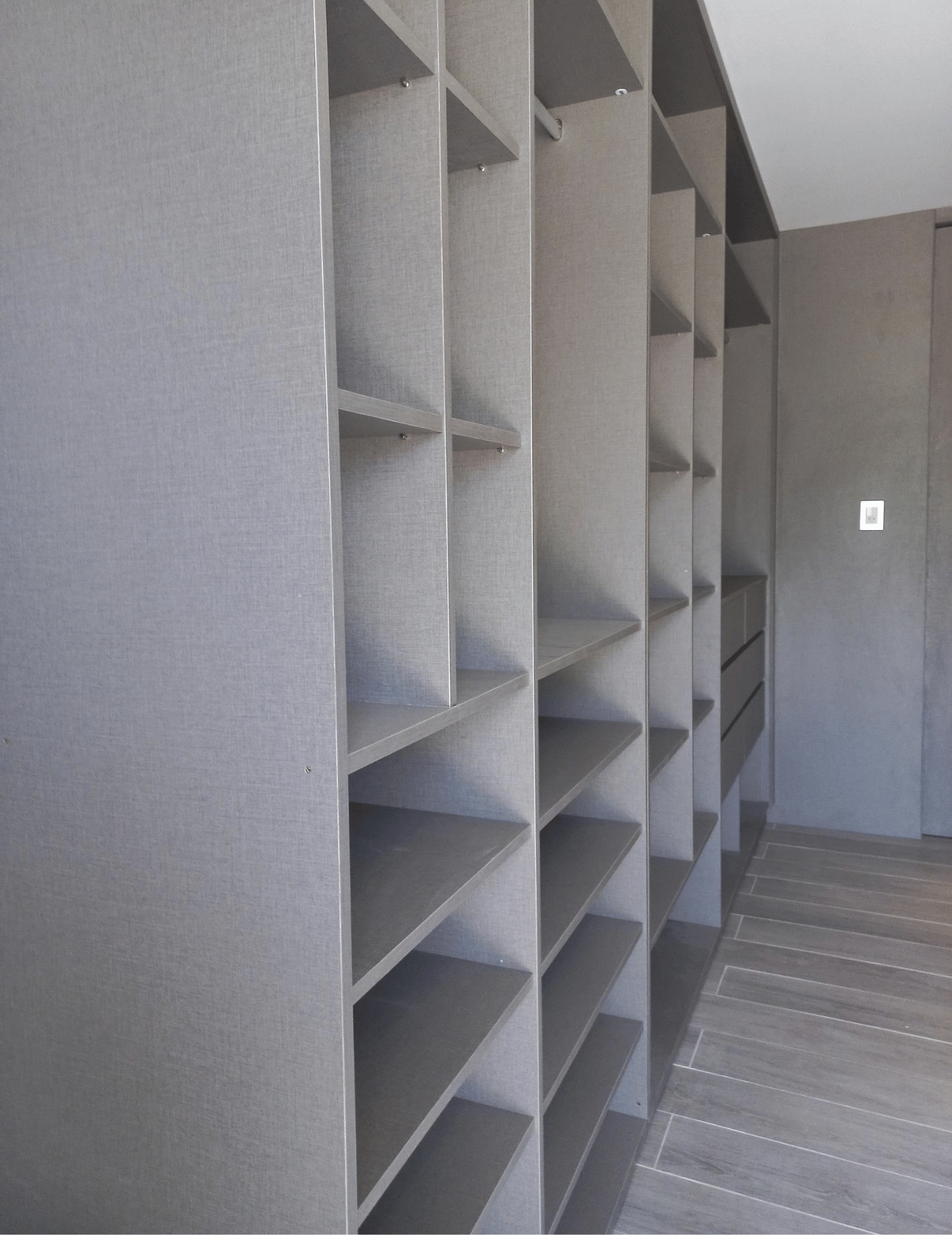 Vestidor de melamina con diseño minimalista - Imagen 18