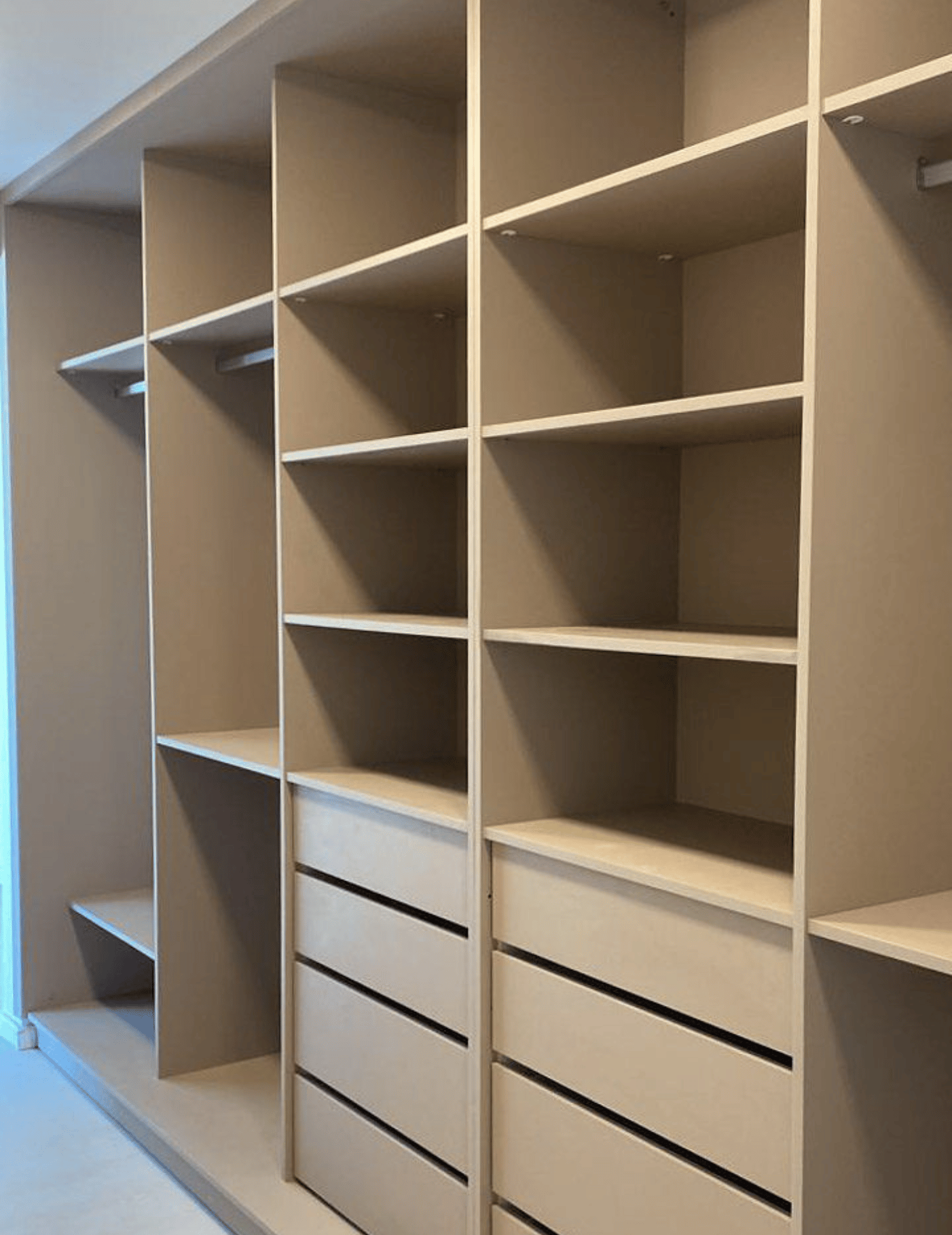 Diseño moderno de vestidor de melamina - Imagen 2